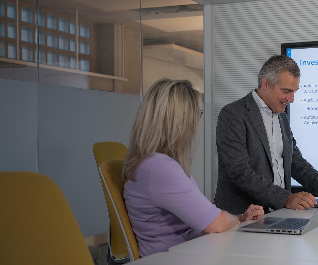 WWZ Mitarbeitende in einer Besprechung.