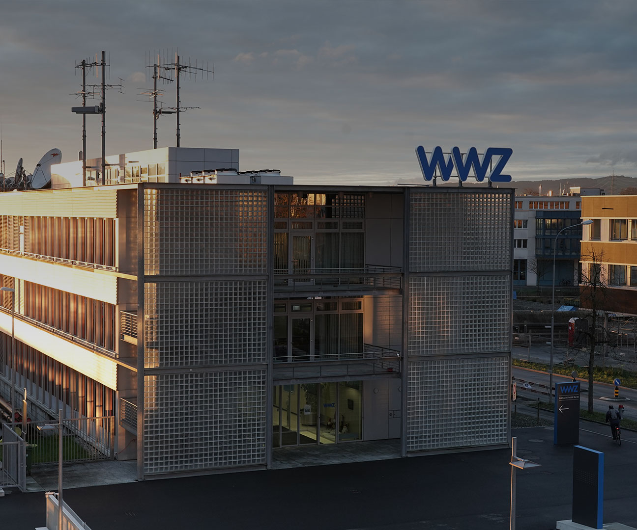 WWZ-Gebäude mit moderner Architektur während dem Sonnenuntergang