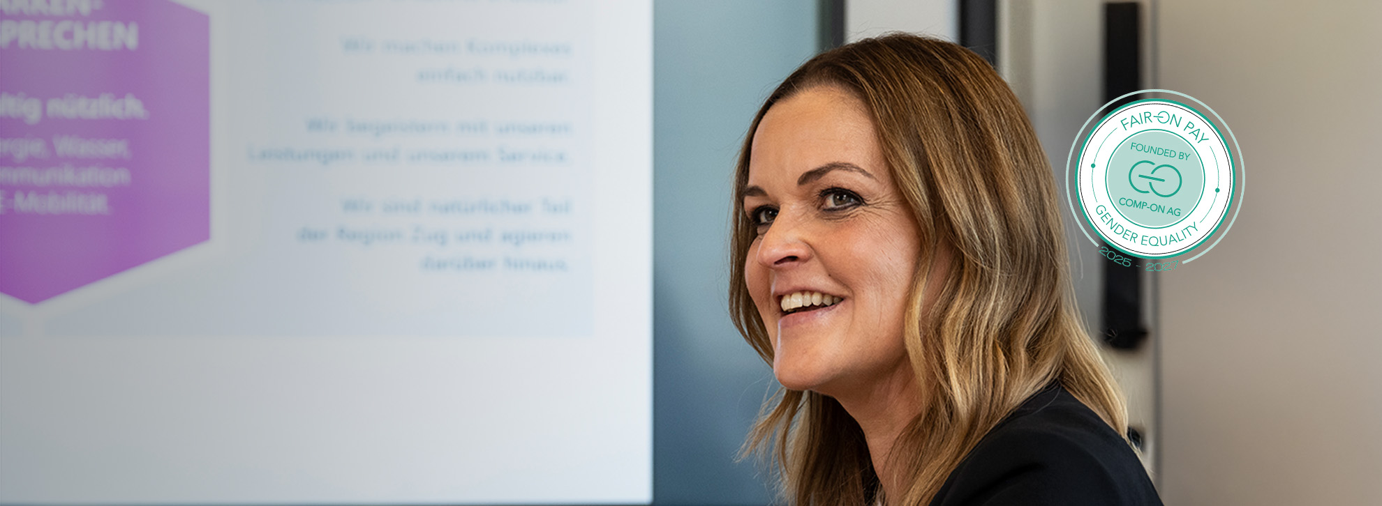 Eine lachende Mitarbeitende in einer Besprechung