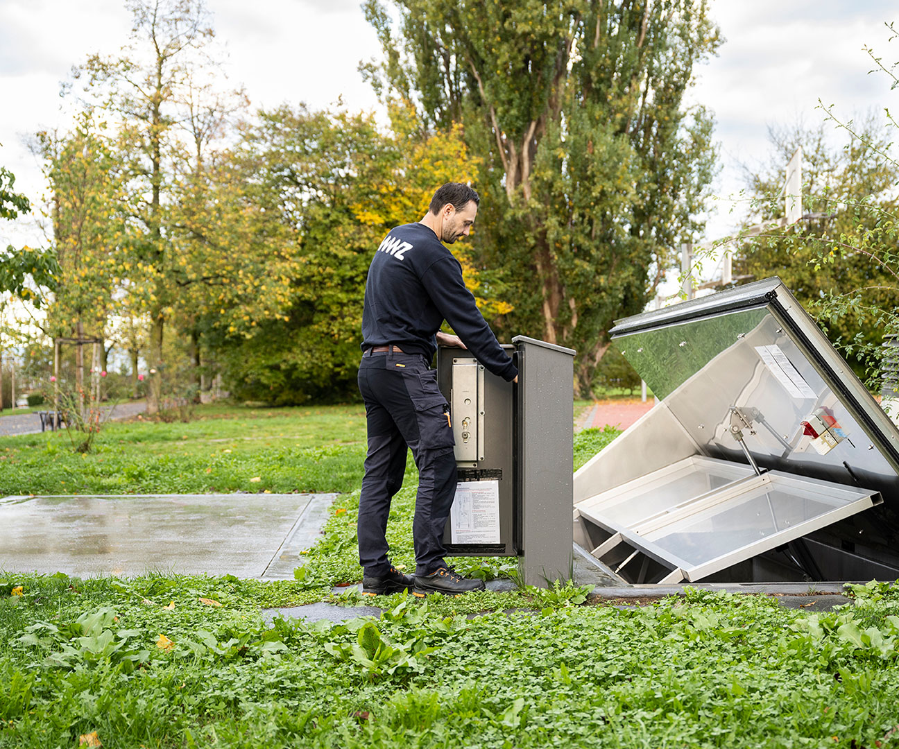 WWZ-Mitarbeiter öffnet den Eingang zur Seezentrale von Circulago. 
