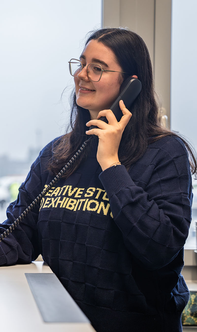 KV-Lernende am Telefon