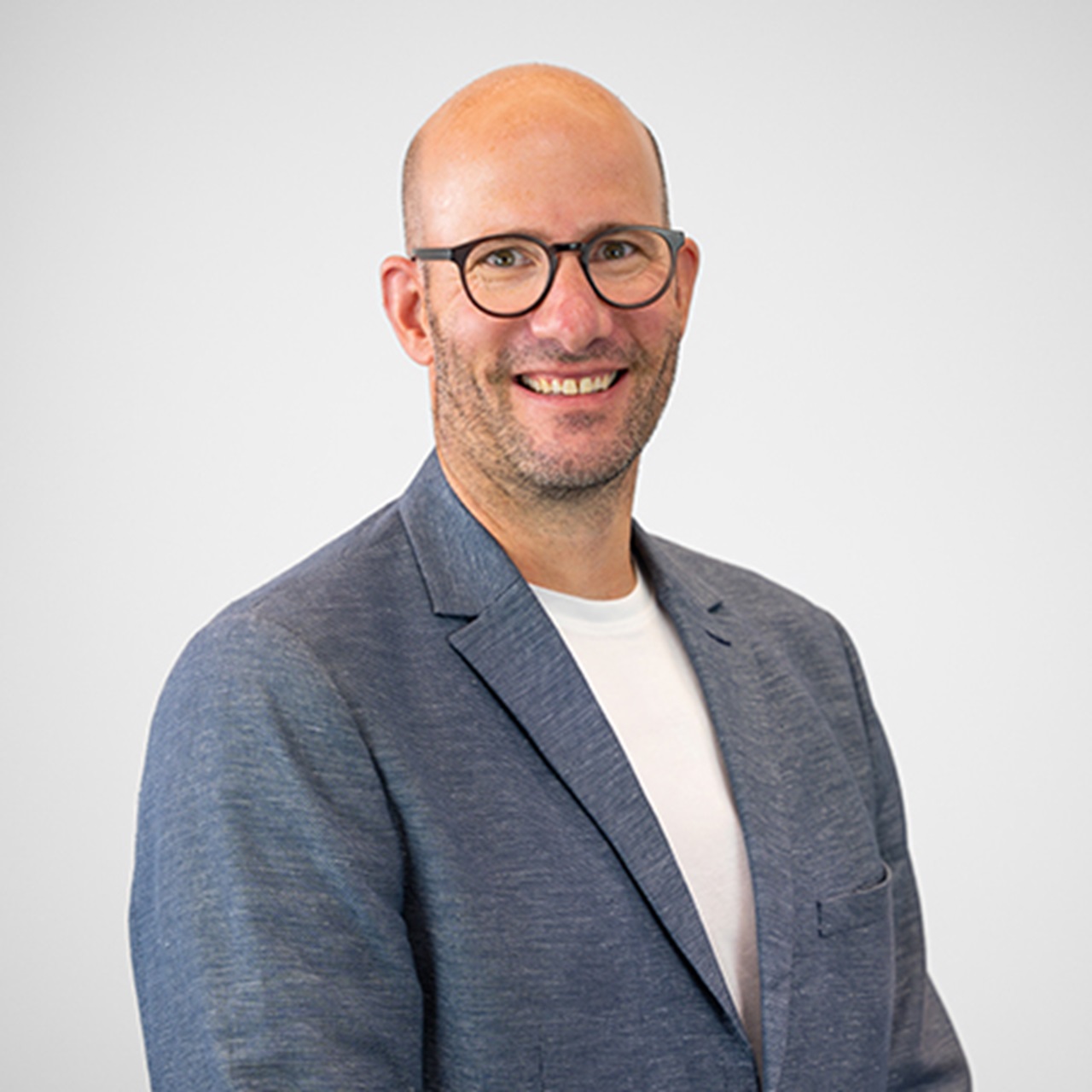 Michael Hurni steht vor WWZ Gebäude.