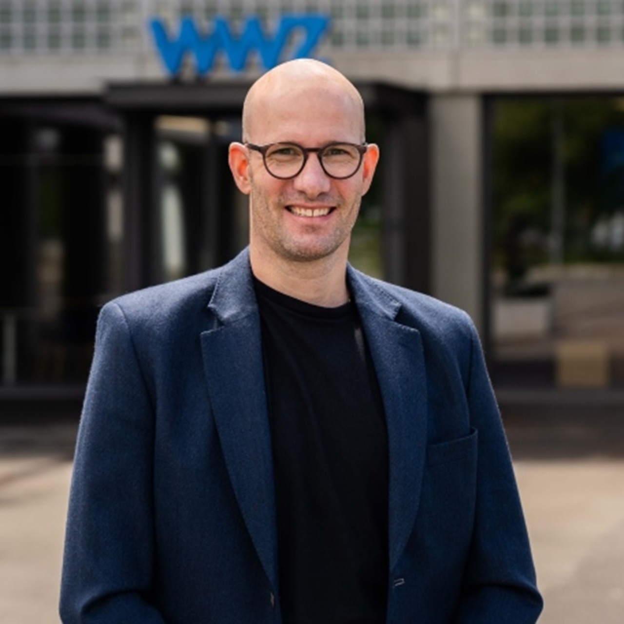 Michael Hurni steht vor WWZ Gebäude.