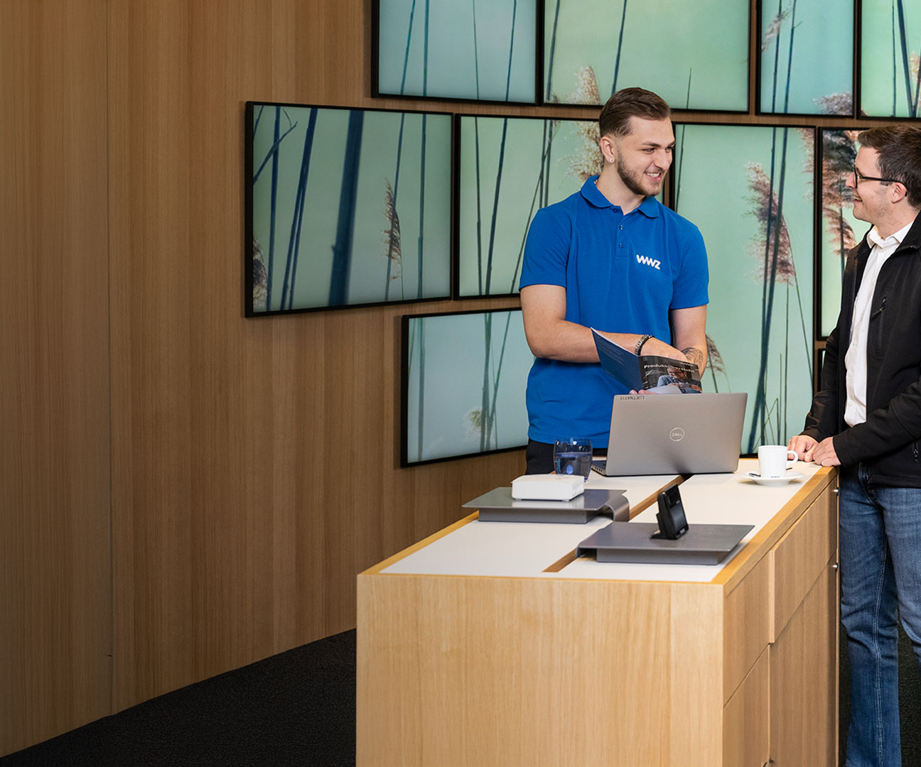 Zwei Männer besprechen einen Verkauf. 