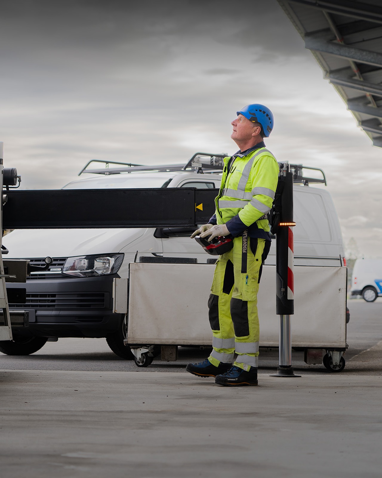 WWZ-Mitarbeiter in Arbeitskleidung arbeitet mit Notstromeinheit.