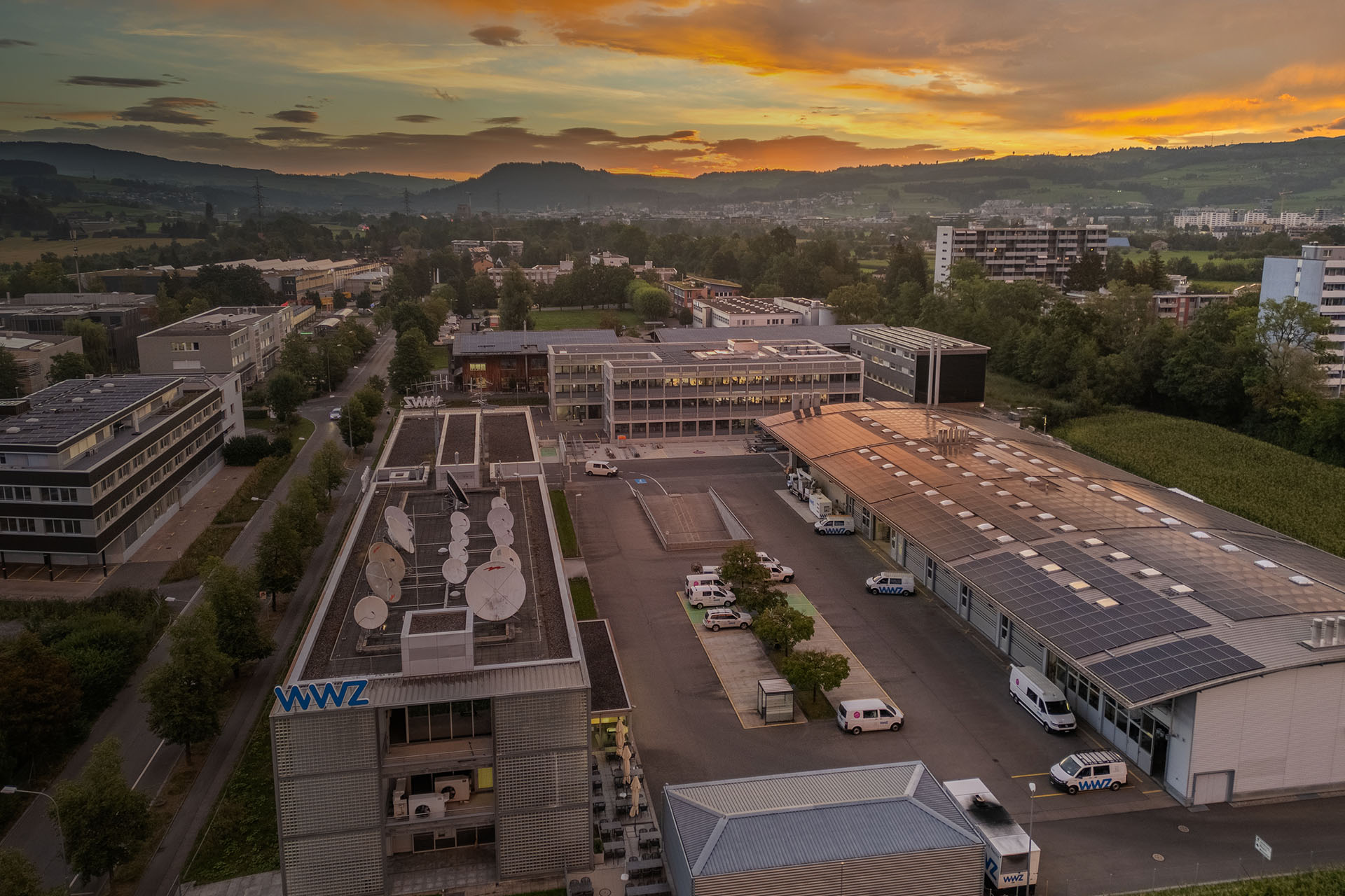 WWZ-Areal aus Vogelperspektive bei Sonnenuntergang. 