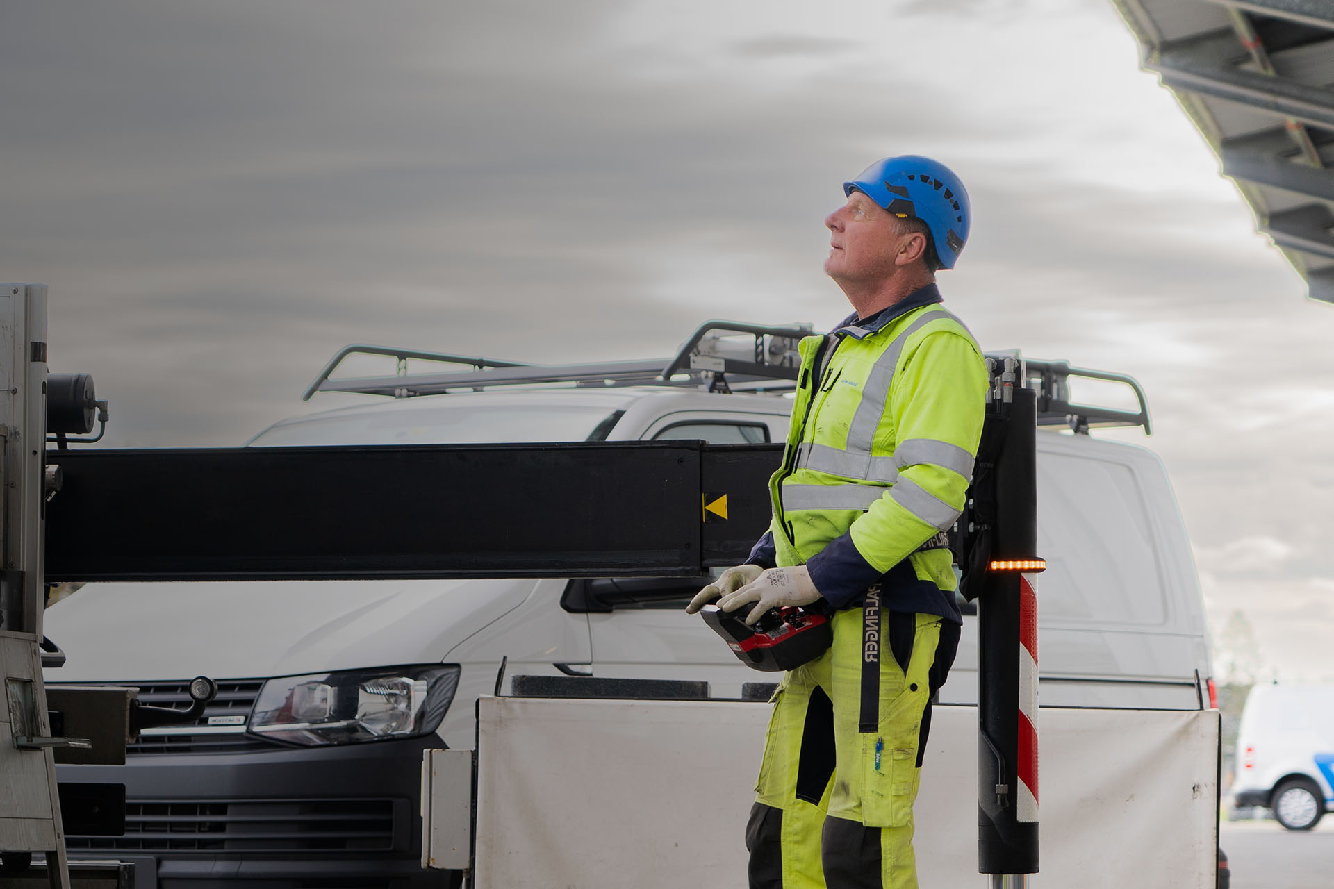 WWZ-Mitarbeiter in Arbeitskleidung bedient Notstromgruppe