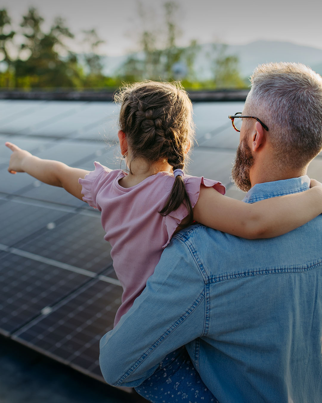 Vater zeigt Tochter PV-Anlagen