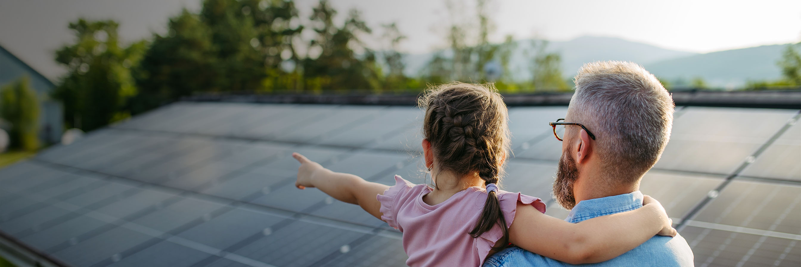 Vater zeigt Tochter PV-Anlagen