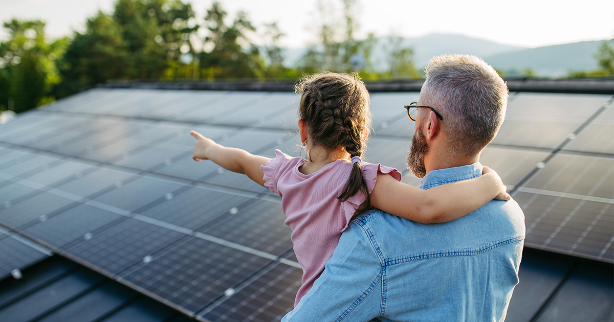 Vater zeigt Tochter PV-Anlagen