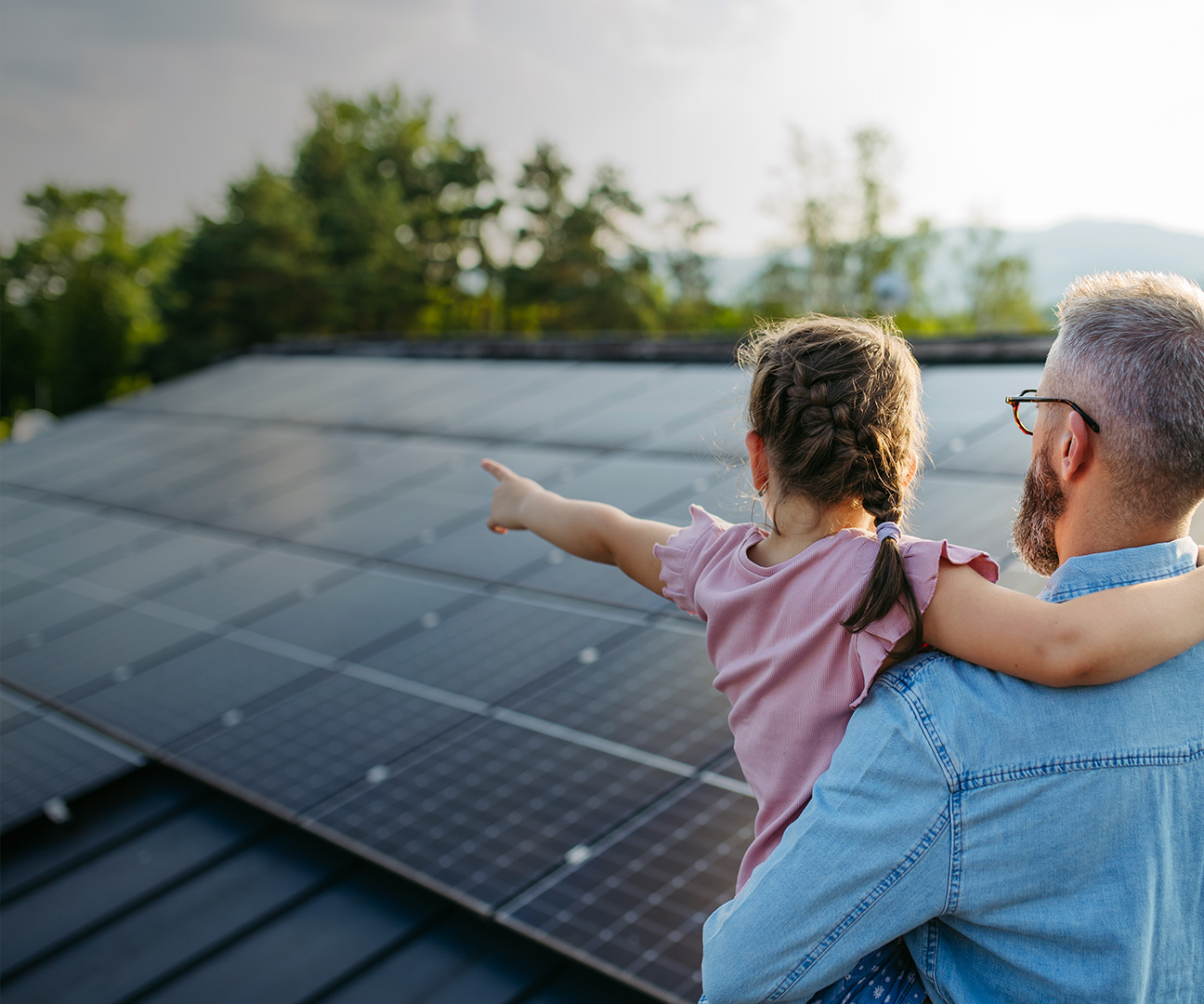 Vater zeigt Tochter PV-Anlagen