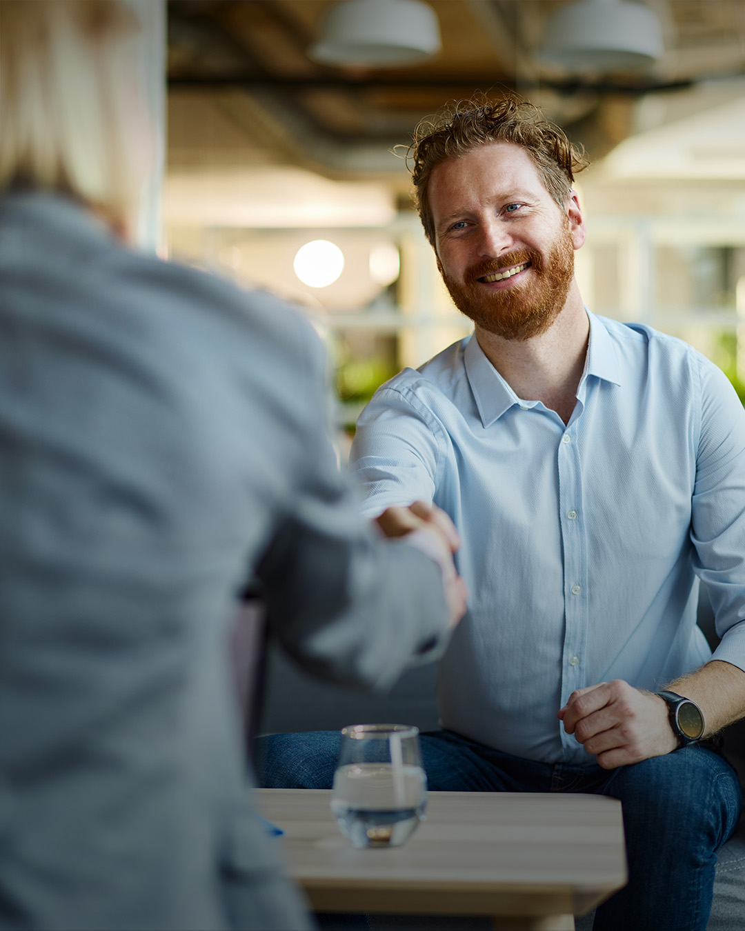 Händeschütteln zwischen Kunde und Beraterin