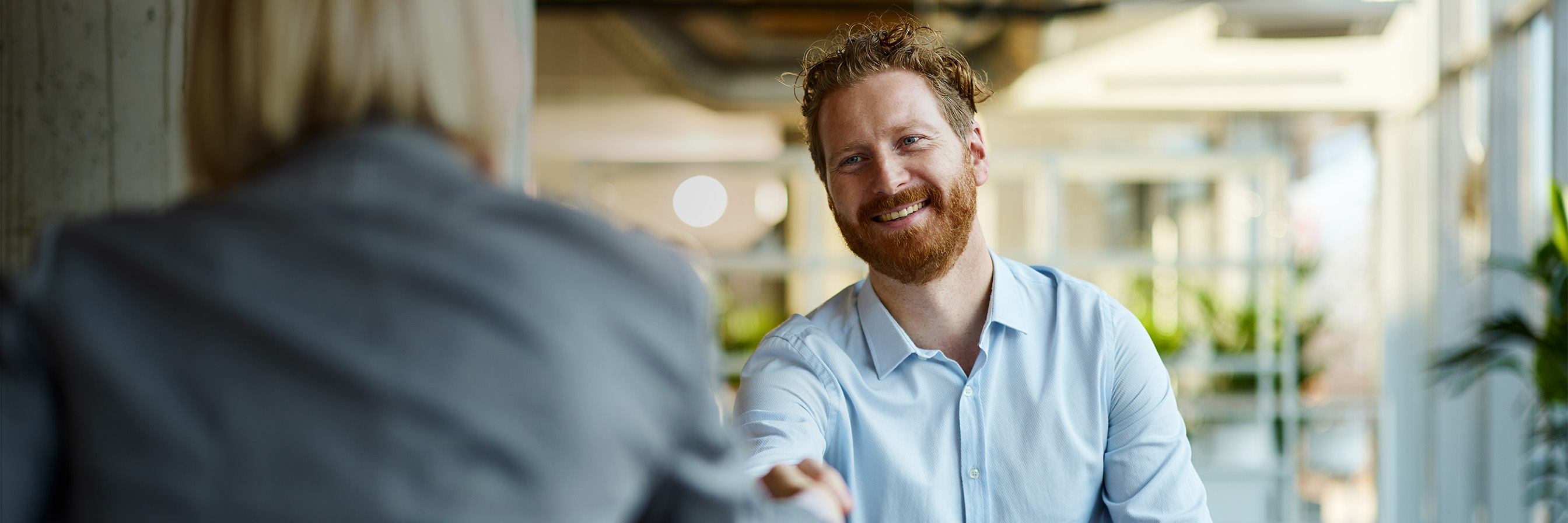Händeschütteln zwischen Kunde und Beraterin