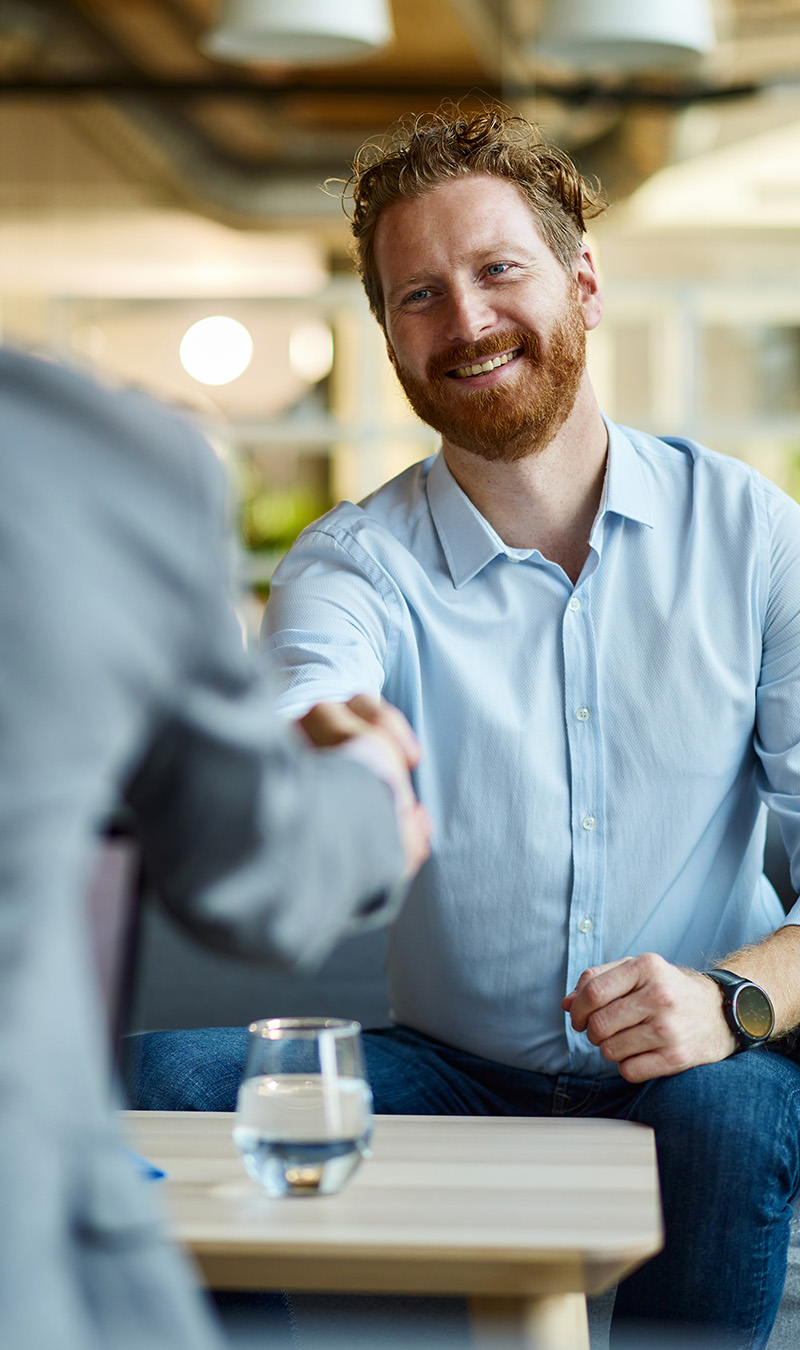 Händeschütteln zwischen Kunde und Beraterin