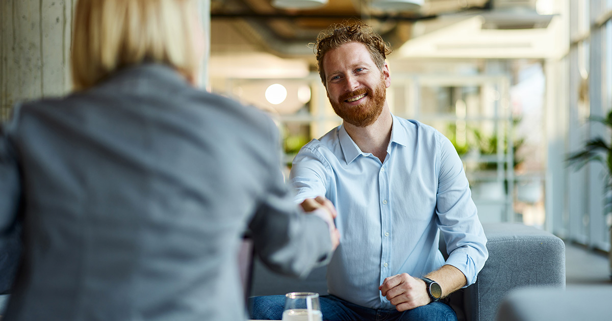 Händeschütteln zwischen Kunde und Beraterin