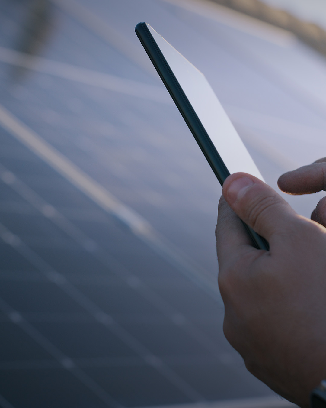 Mobiltelefon vor Solaranlage