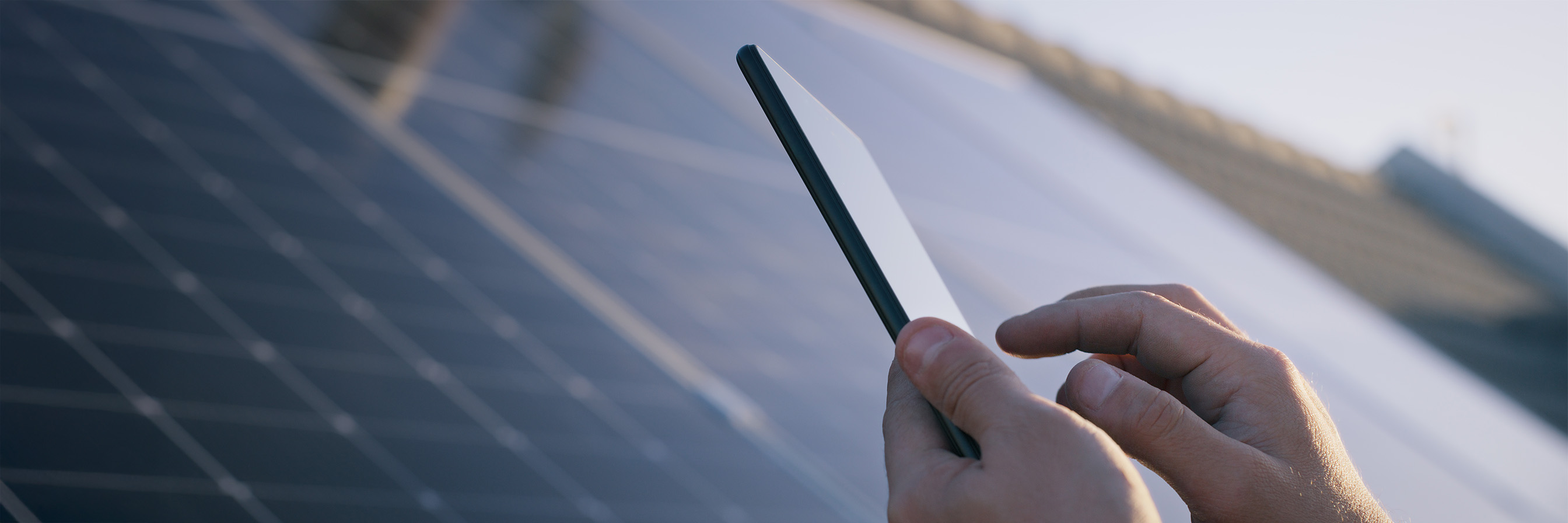 Mobiltelefon vor Solaranlage