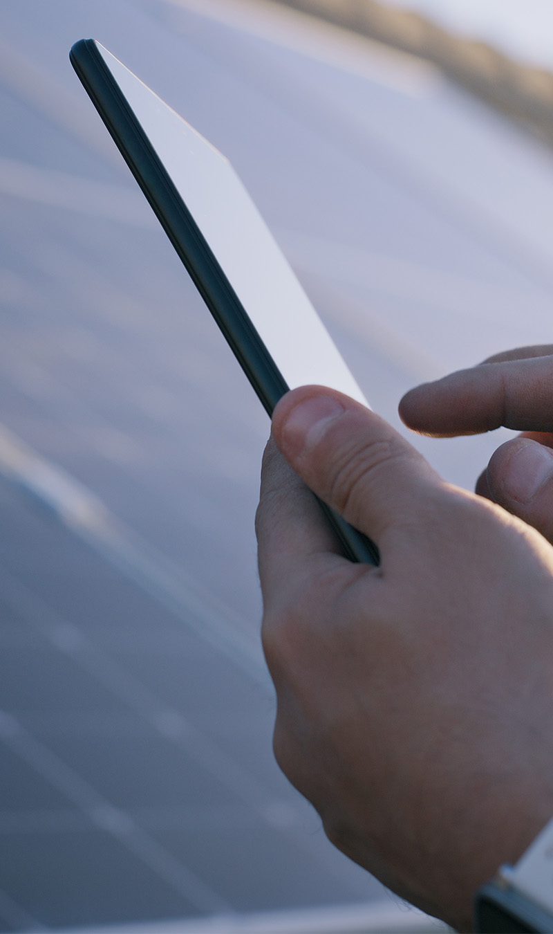 Mobiltelefon vor Solaranlage