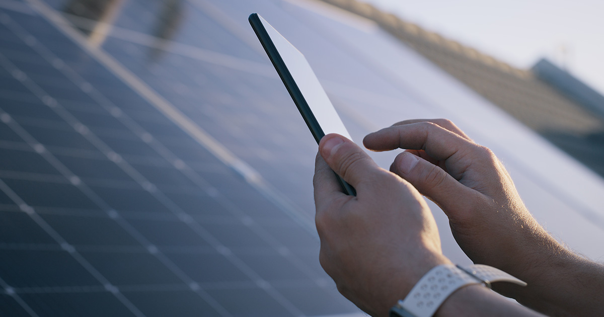 Mobiltelefon vor Solaranlage