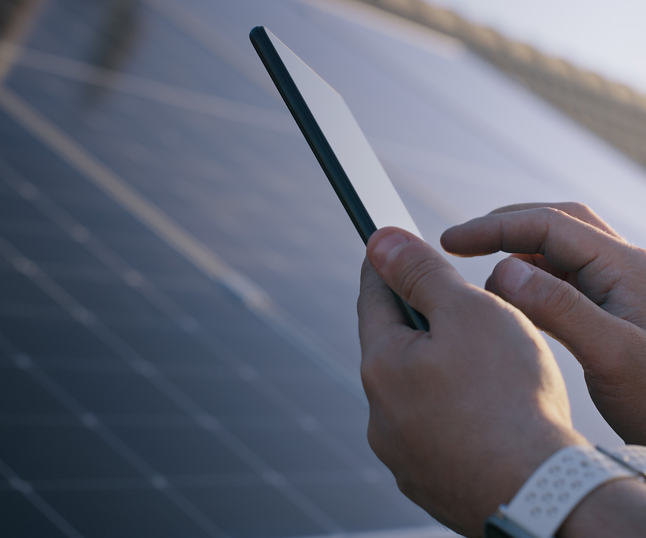 Mobiltelefon vor Solaranlage