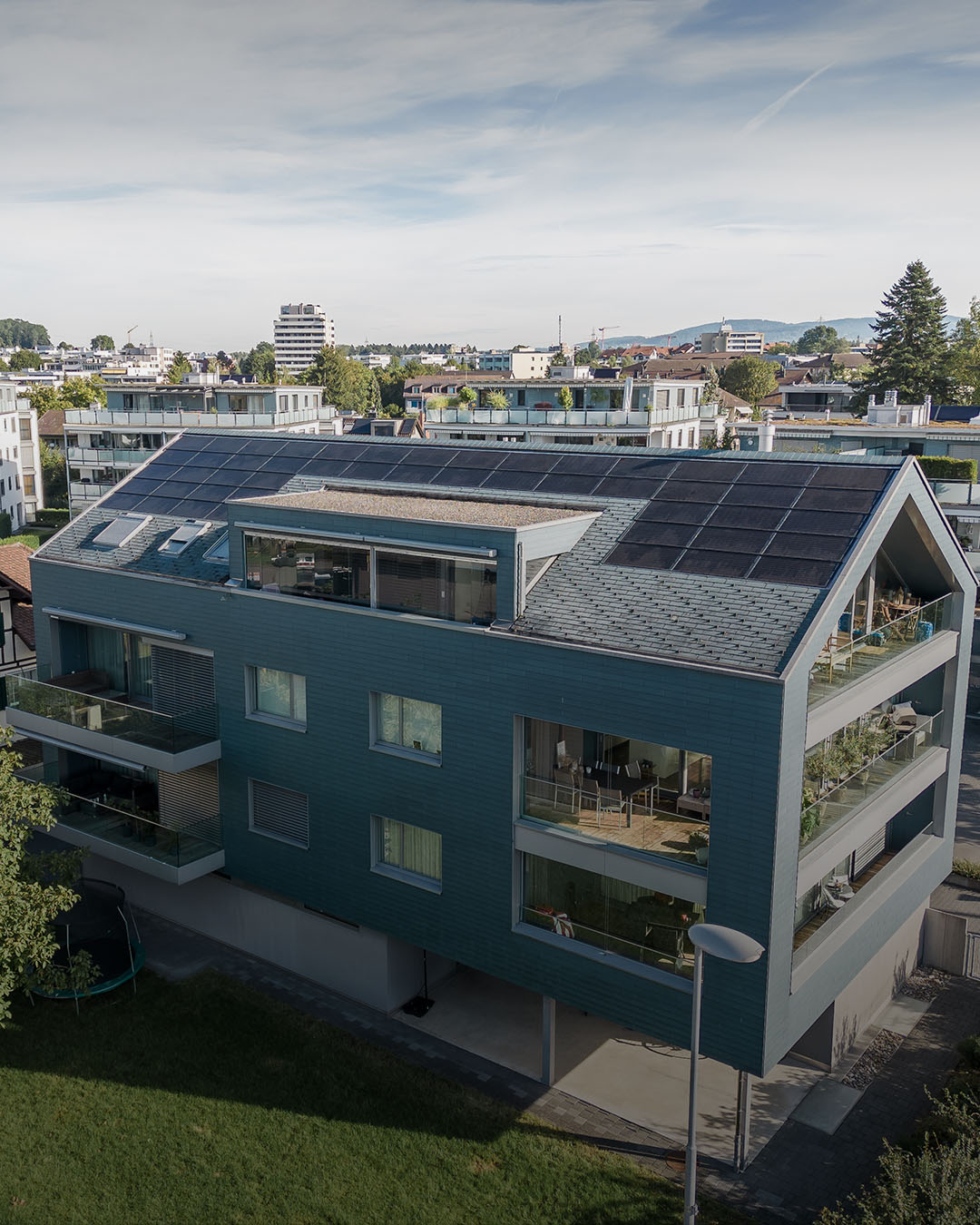 Gebäude mit Solaranlagen