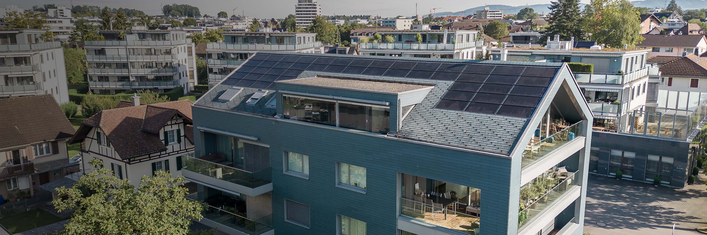 Gebäude mit Solaranlagen