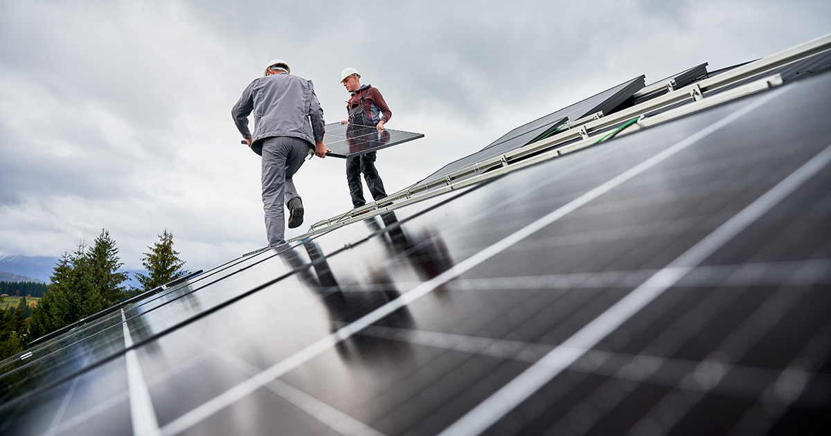 Zwei Männer installieren Solaranlage
