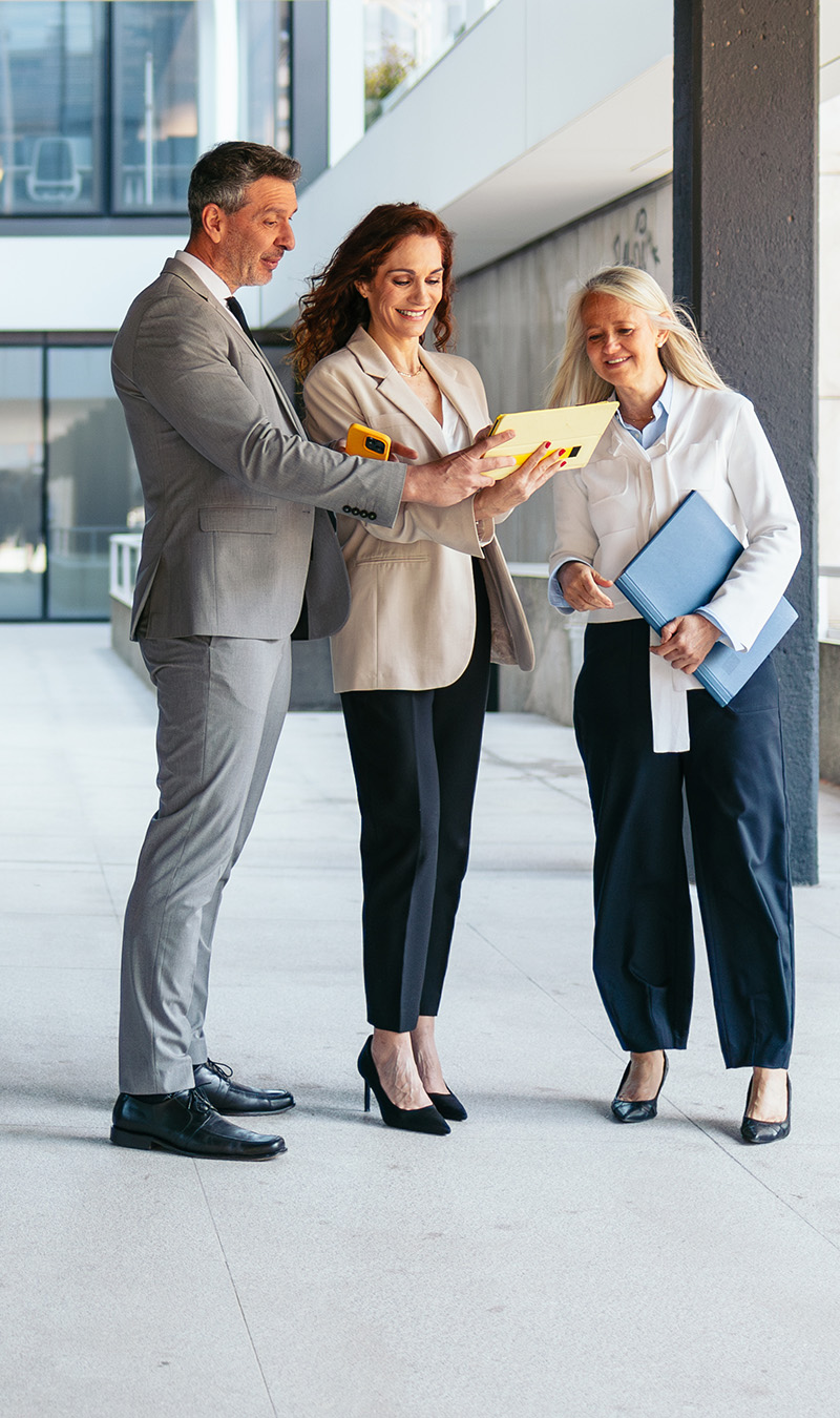 Kunden und Berater besprechen in einem Gebäudekomplex