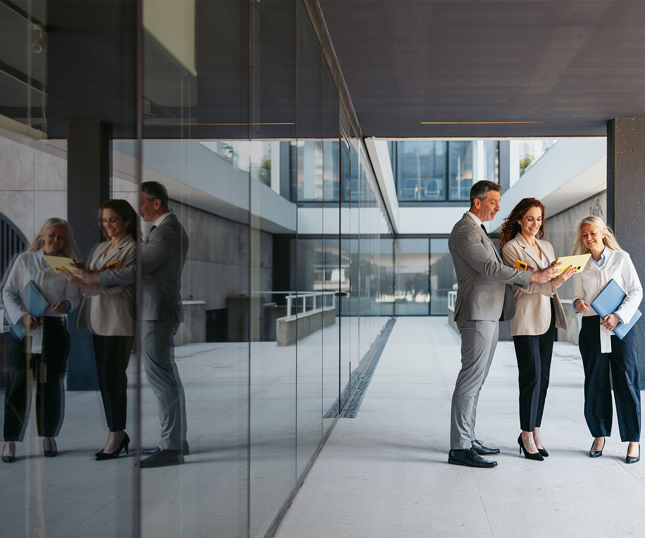 Kunden und Berater besprechen in einem Gebäudekomplex