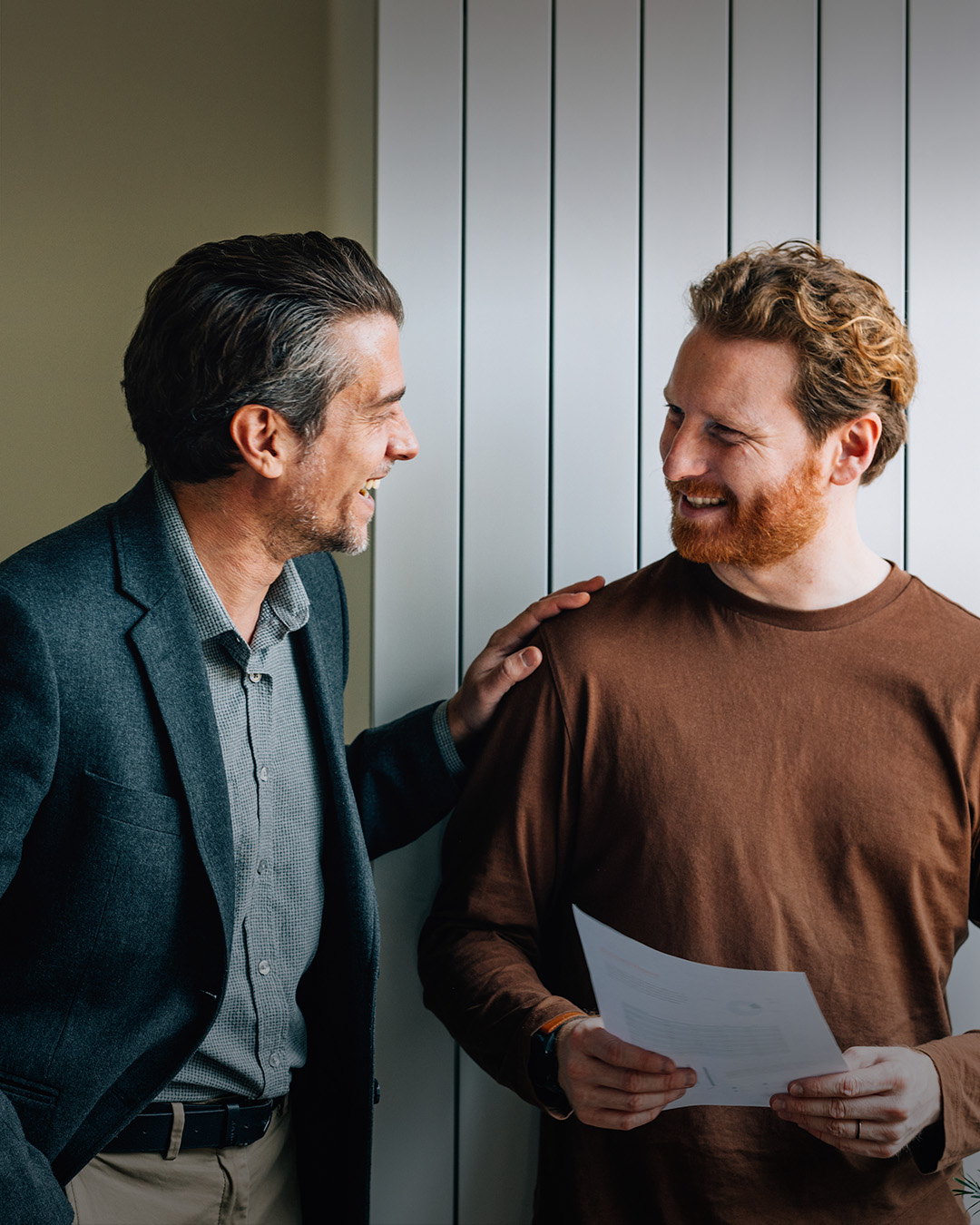 Berater und Kunde lachend.