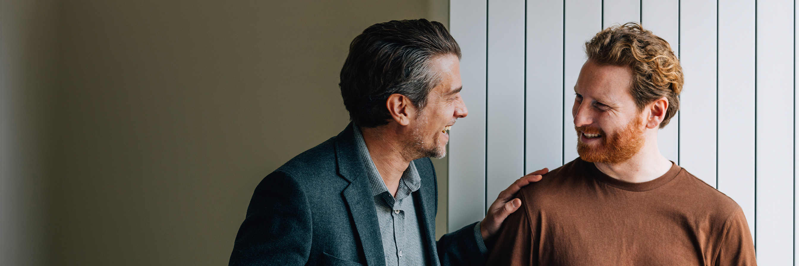 Berater und Kunde lachend.