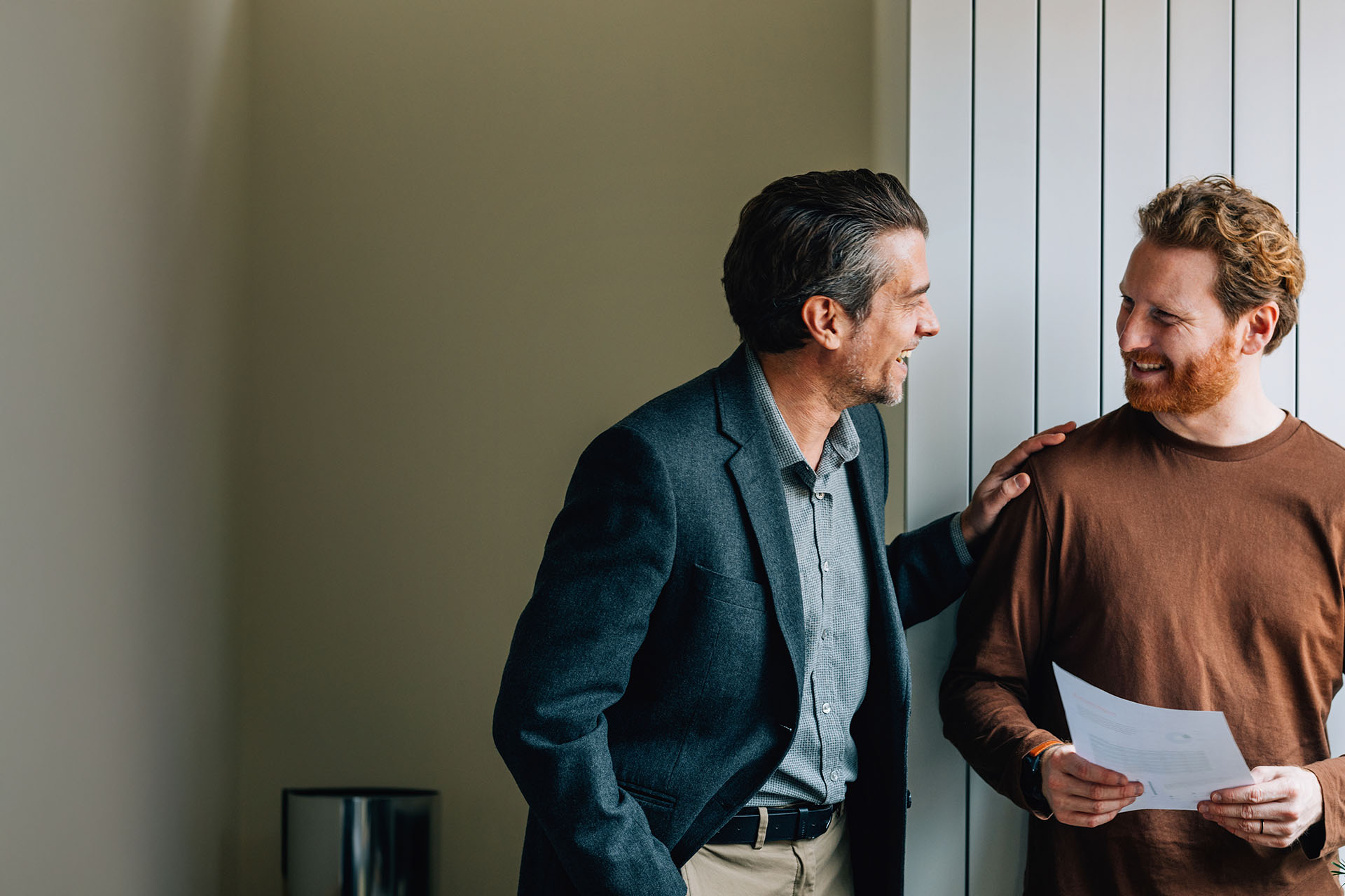 Berater und Kunde lachend.