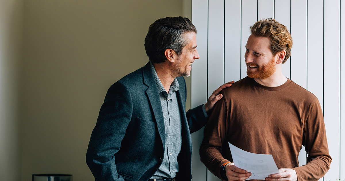 Berater und Kunde lachend.