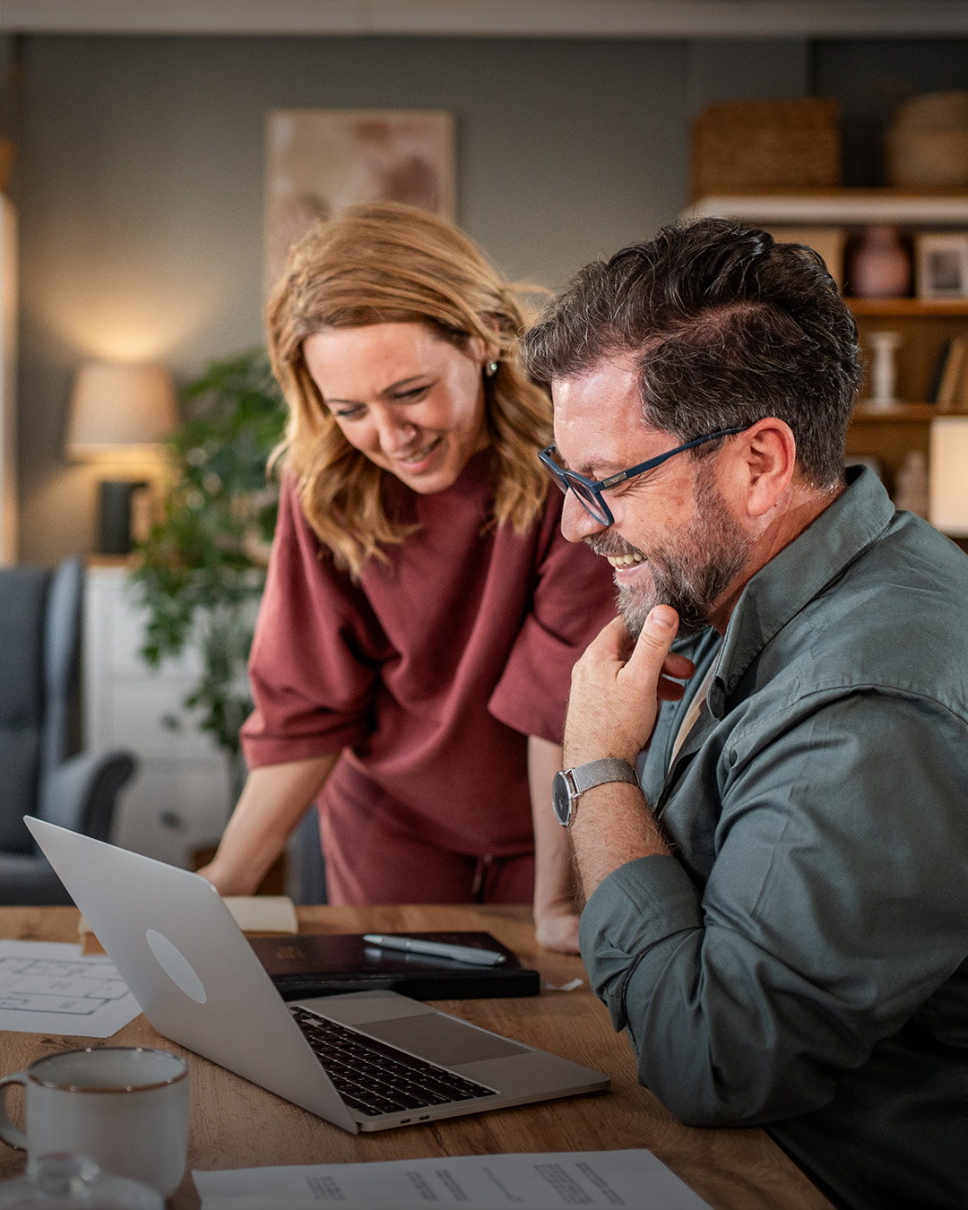 Mann und Frau schauen auf Laptop