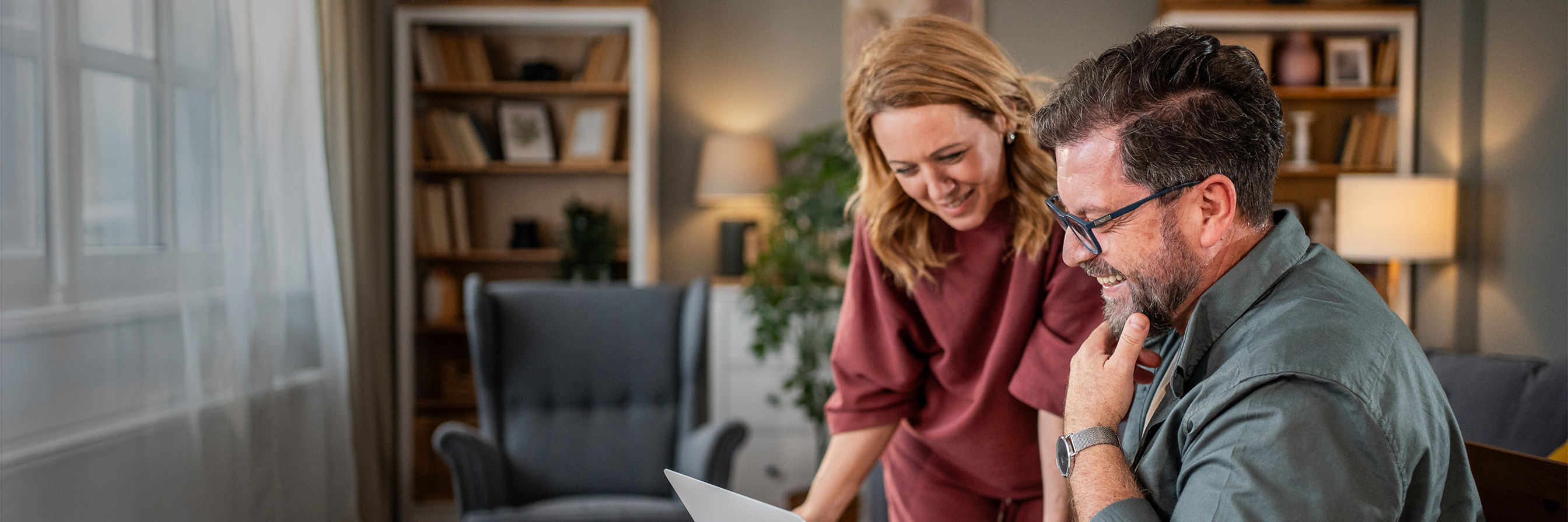 Mann und Frau schauen auf Laptop