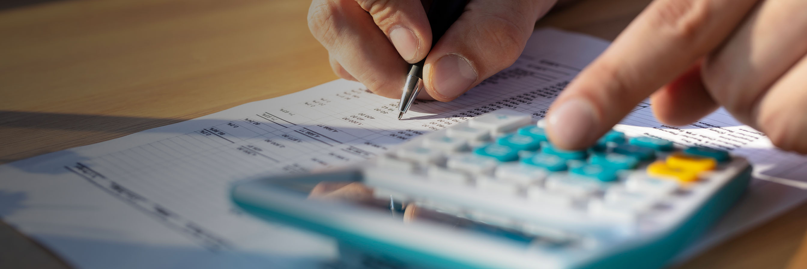 Mann rechnet mit Taschenrechner