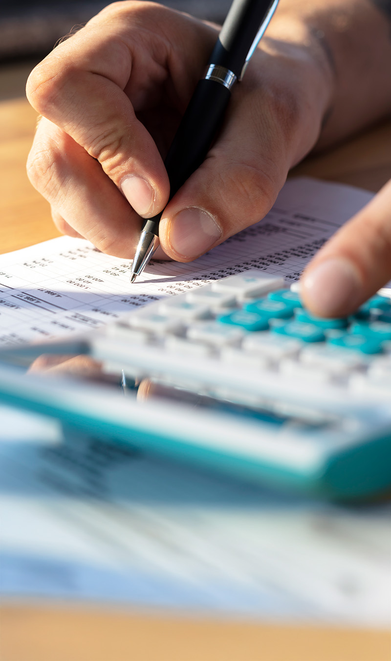 Mann rechnet mit Taschenrechner