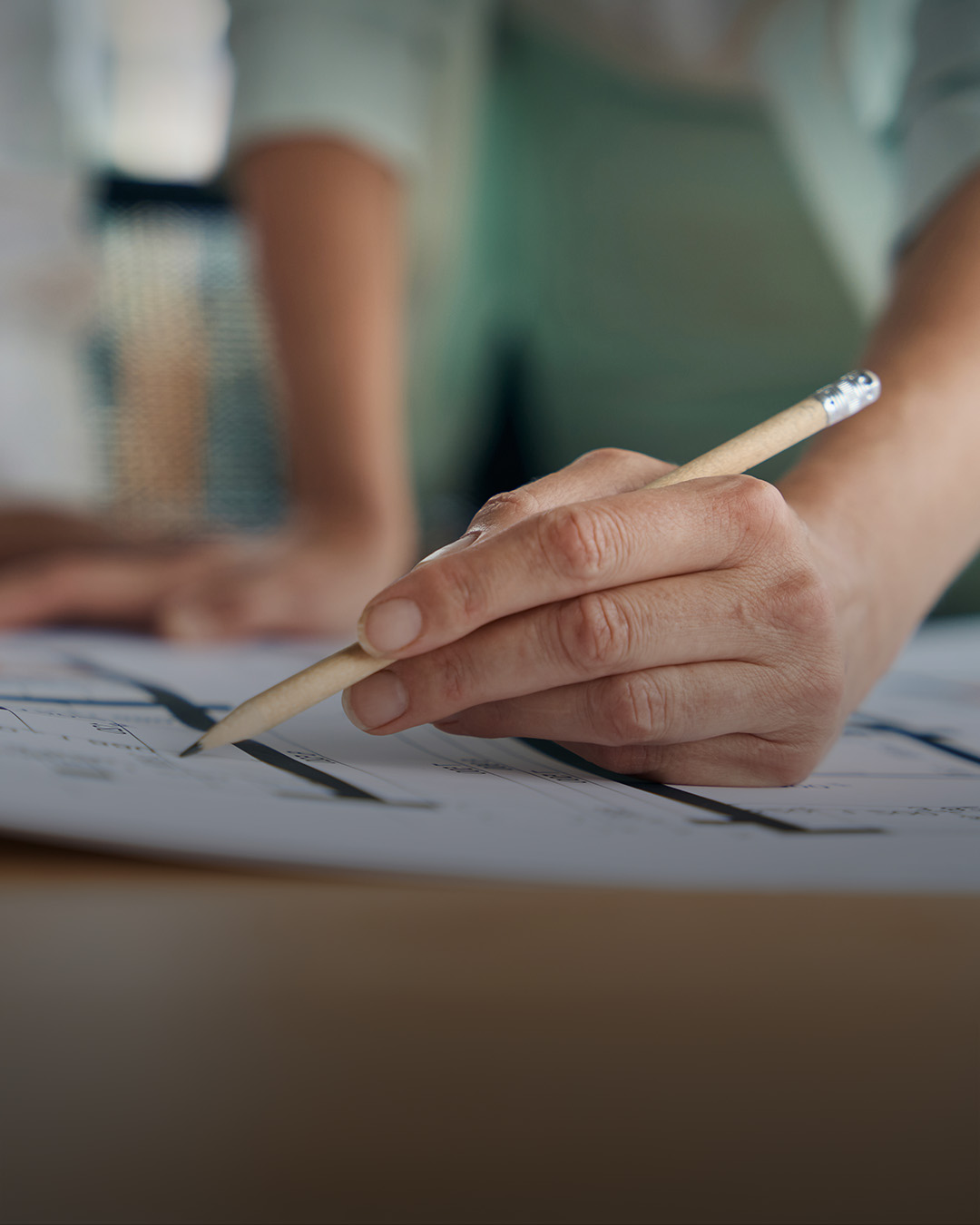 Frau analysiert Karte