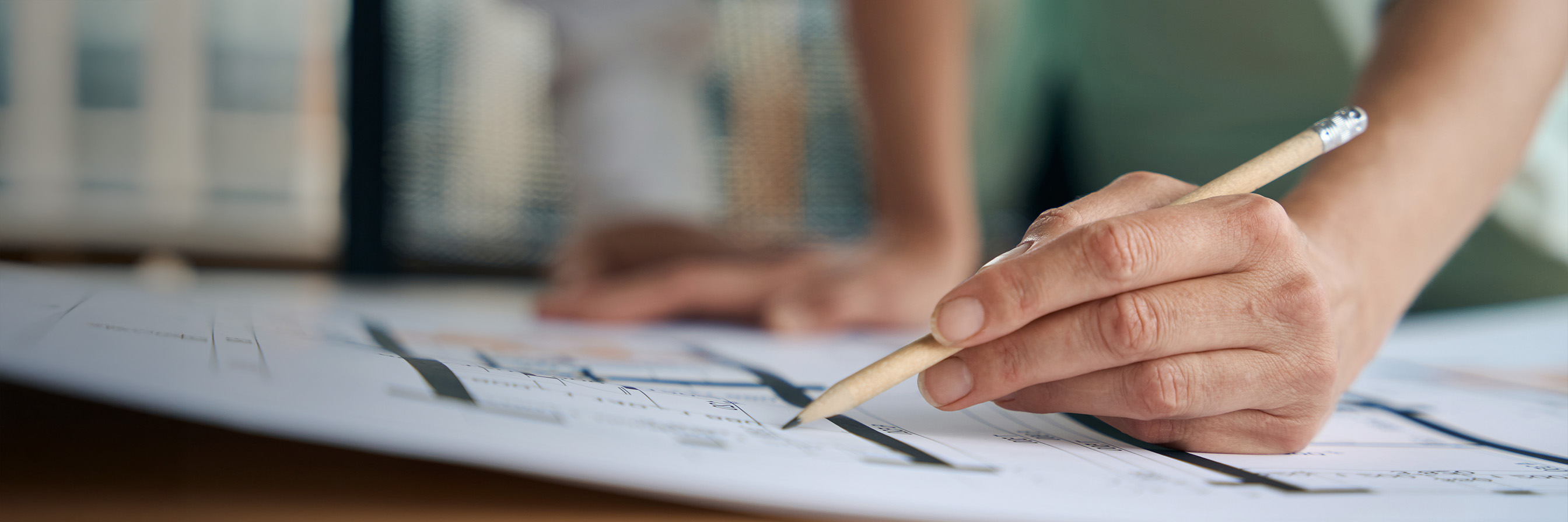 Frau analysiert Karte