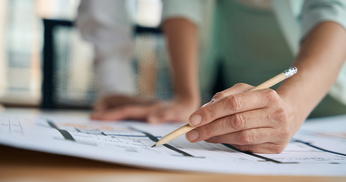 Frau analysiert Karte