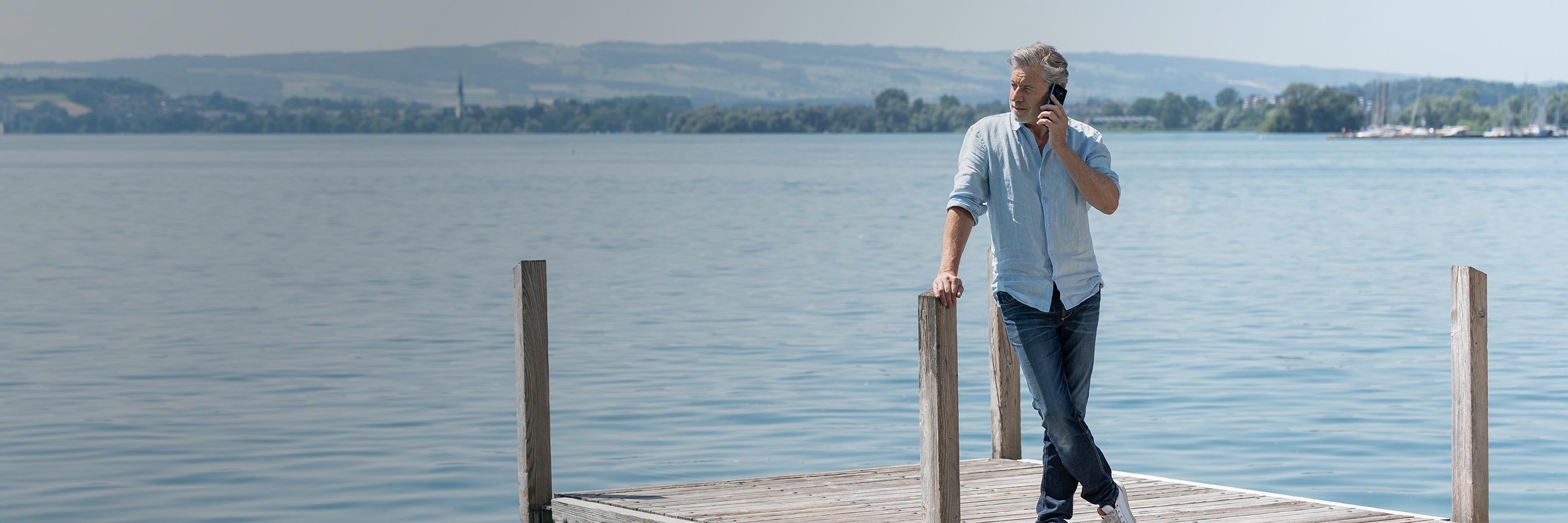 Mann am Ufer des Zugersees