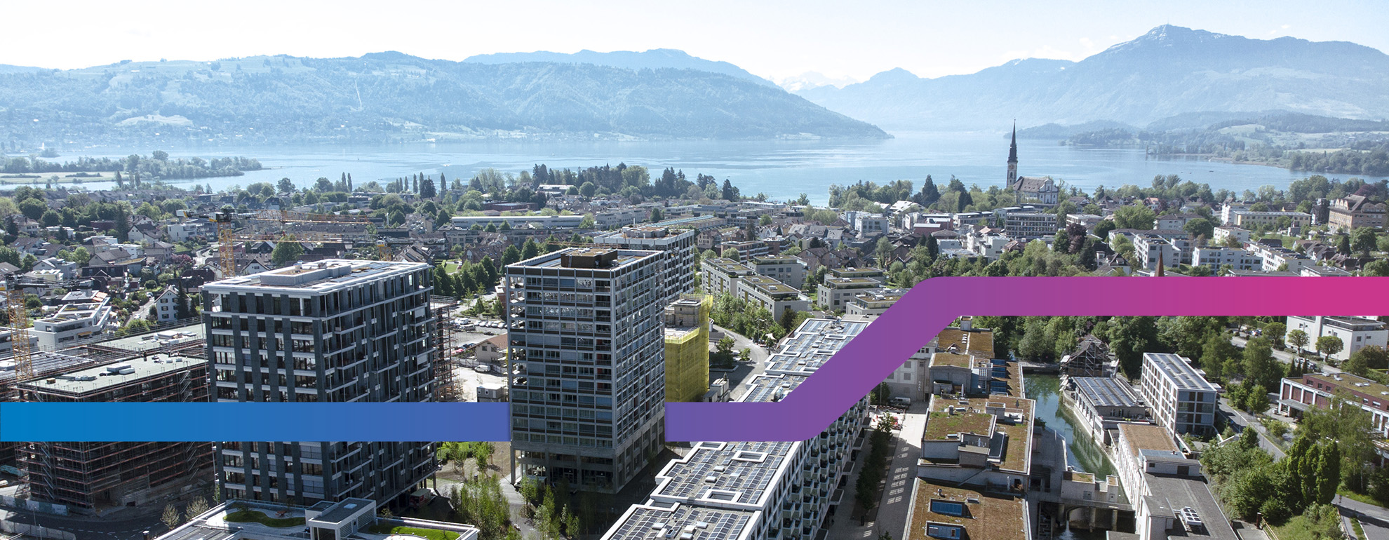 Bild in Vogelperspektive von Cham und Zuger See