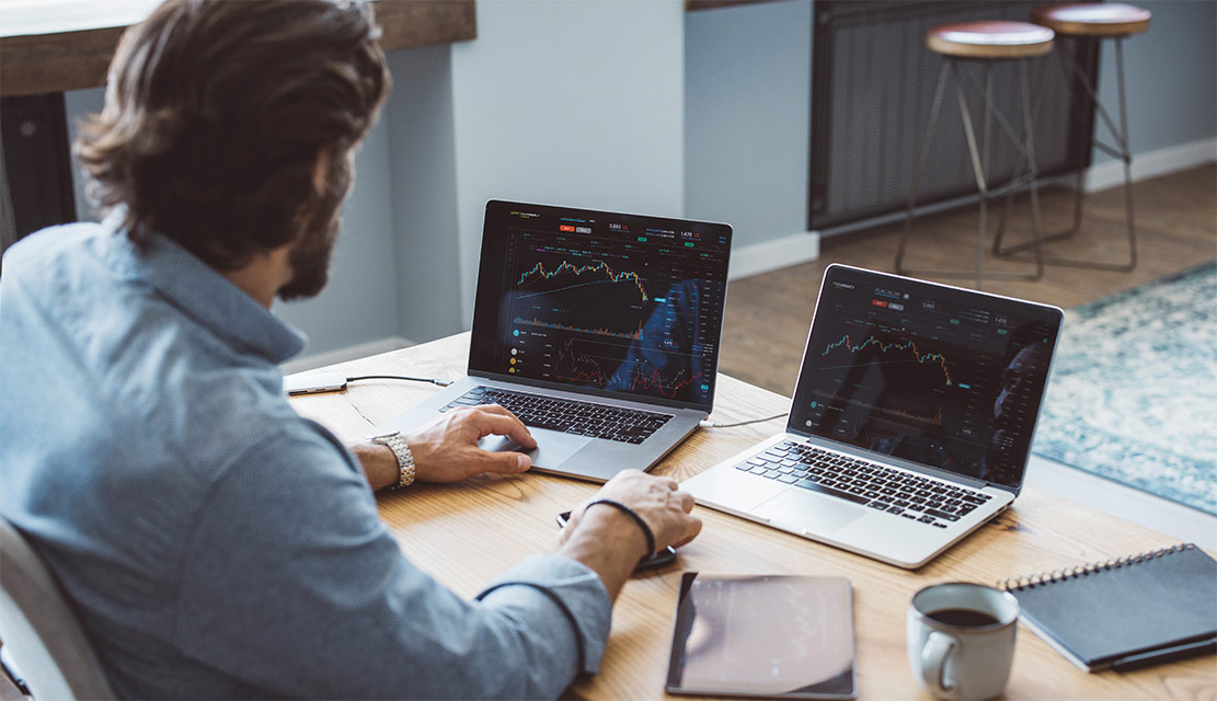 Mann surft mit Plume-System - einwandfreie Internetverbindung