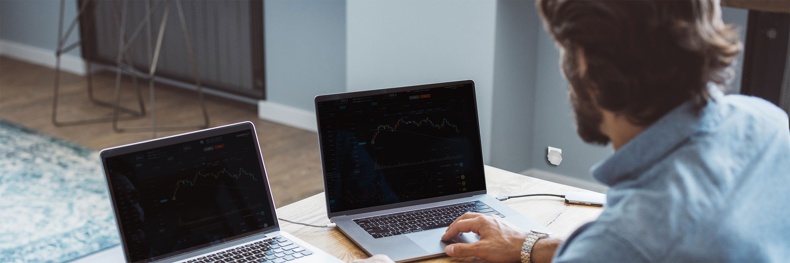 Mann surft mit Plume-System - einwandfreie Internetverbindung