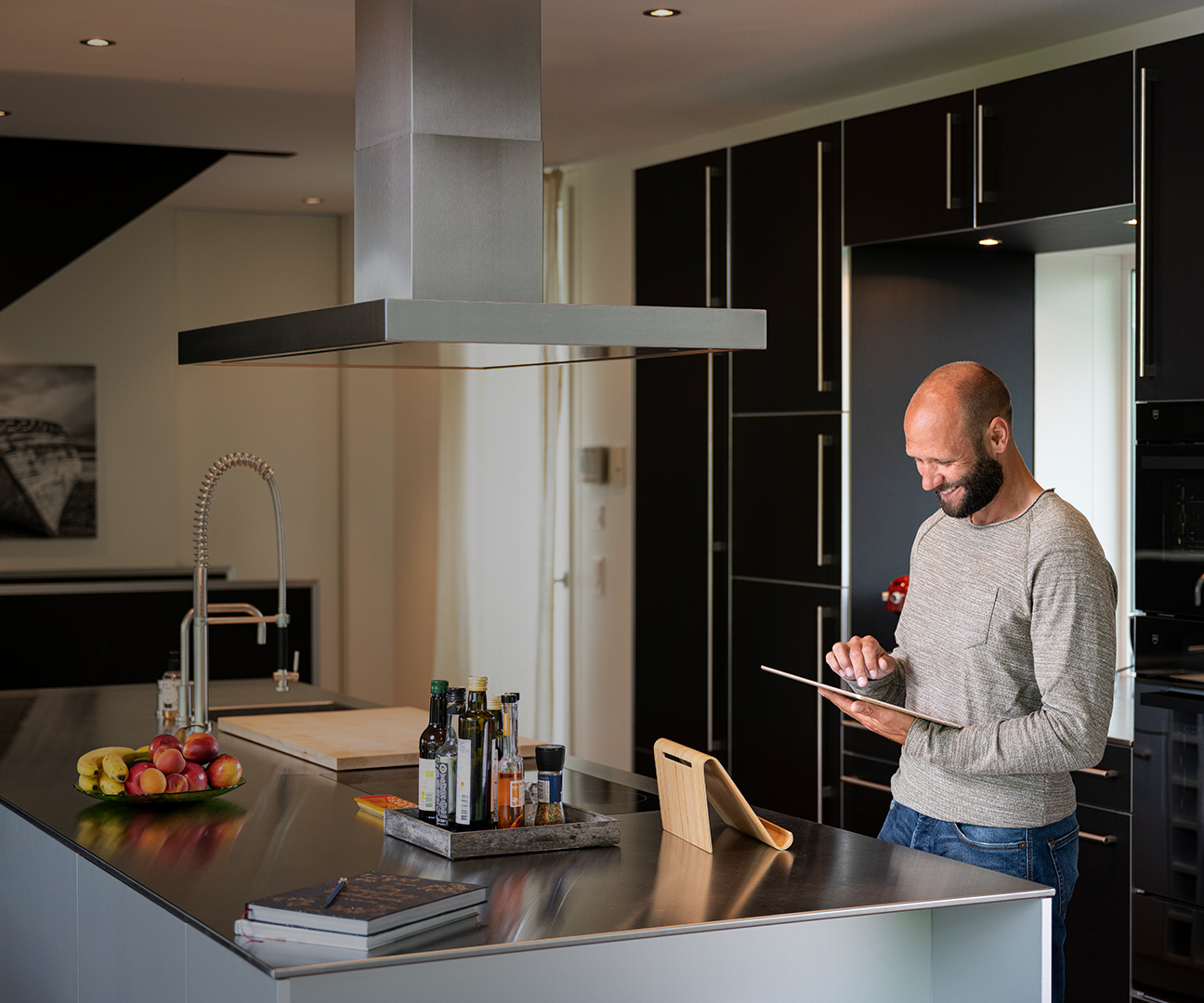 Mann surft auf dem iPad im Internet