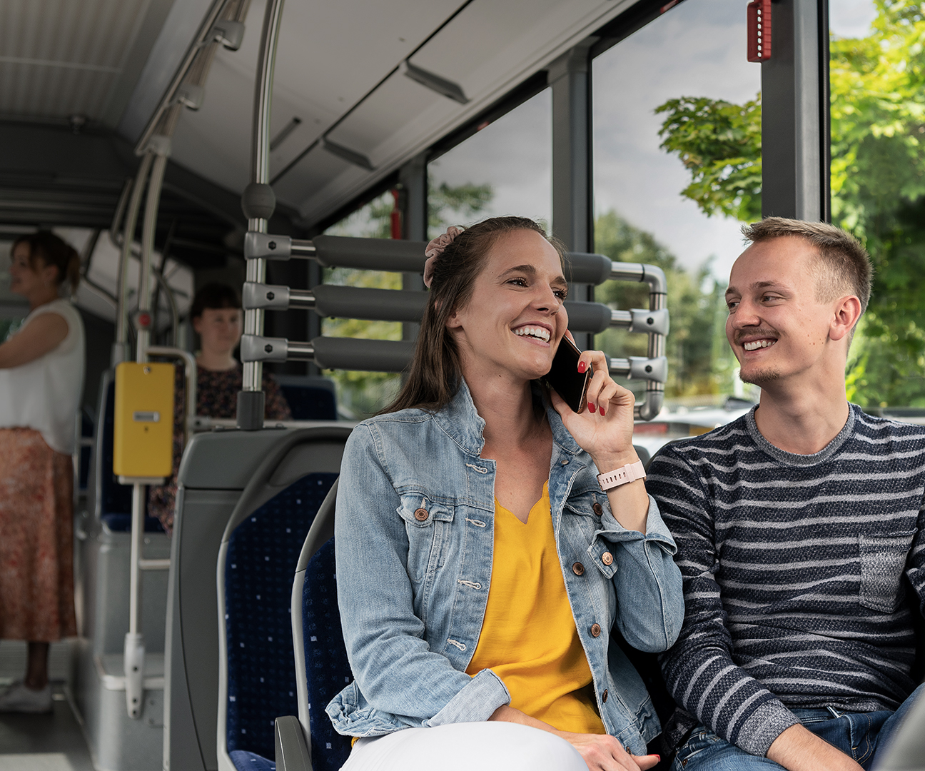 Pärchen telefoniert mit einem Handy