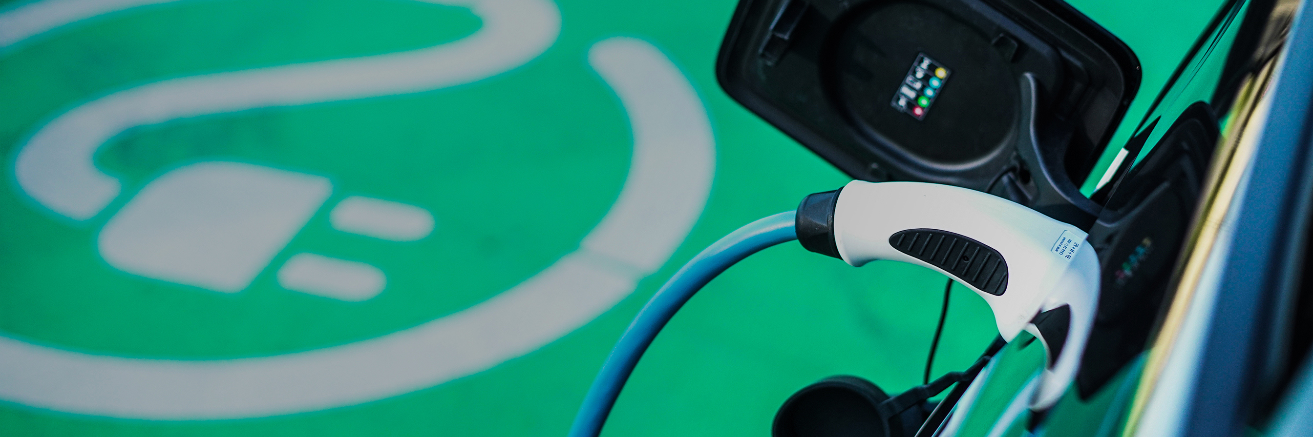 Ein Elektroauto am Laden