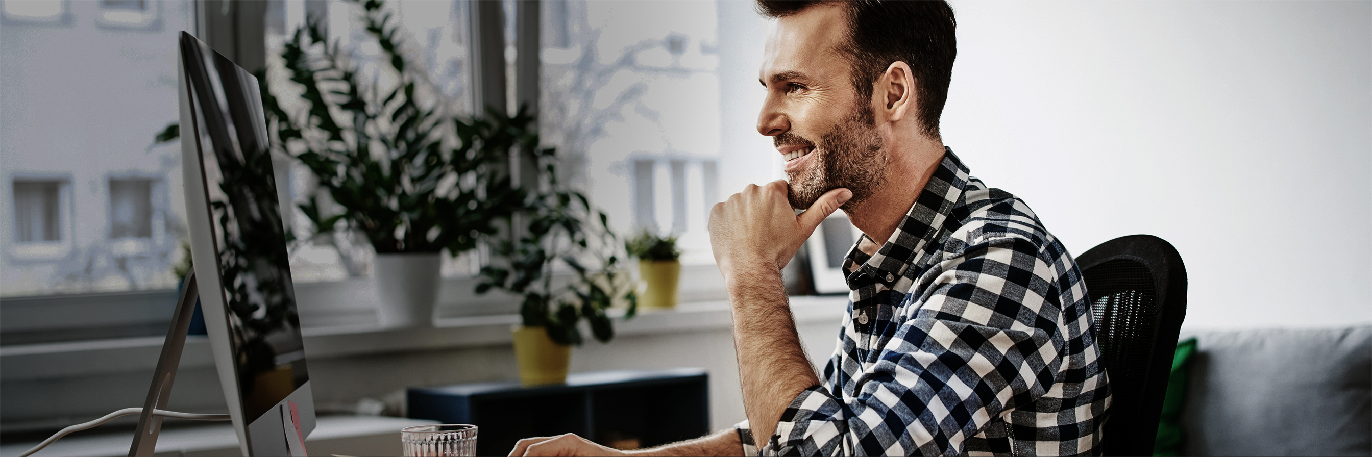 Mann während der Arbeit im Homeoffice