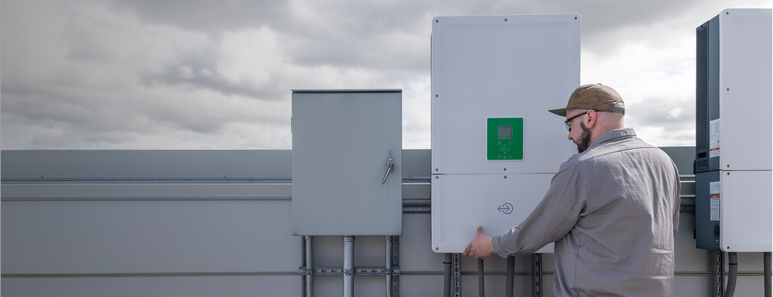 Techniker arbeitet an einem Haus mit Solaranlage.