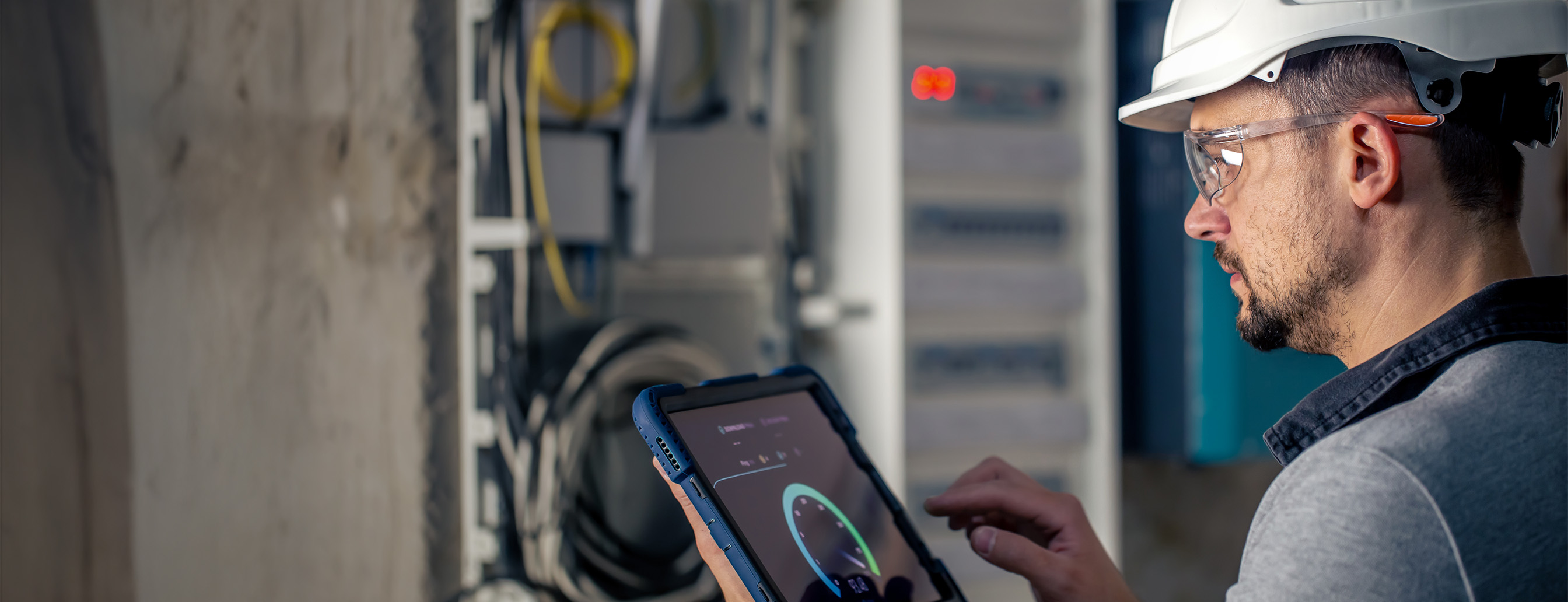 Elektriker arbeitet